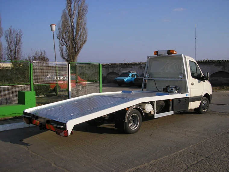 Autoplatformă de transport auto, cu rampele coborâte